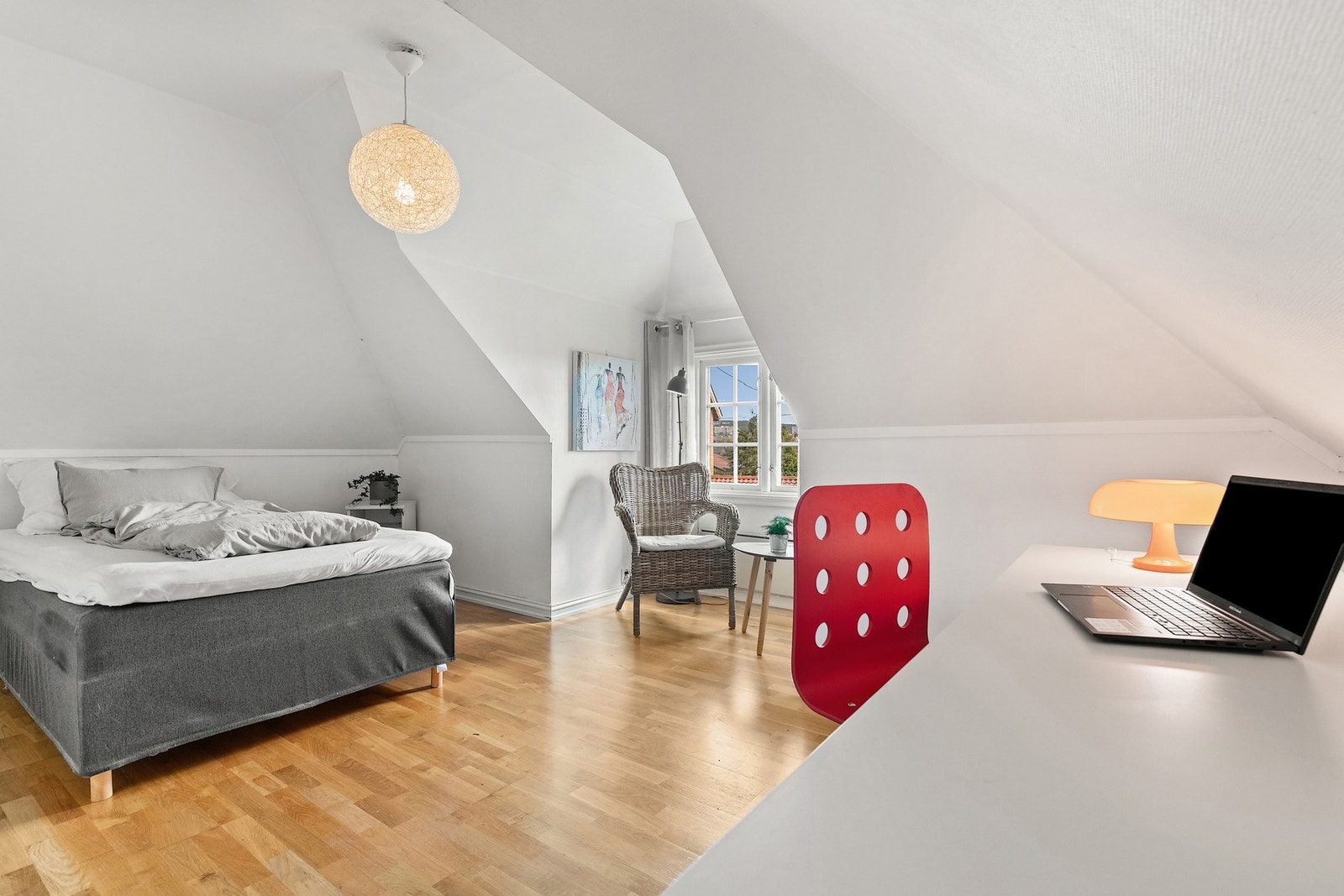 Soverom mot sør. Samme størrelse som hovedsoverommet. Galleribilde