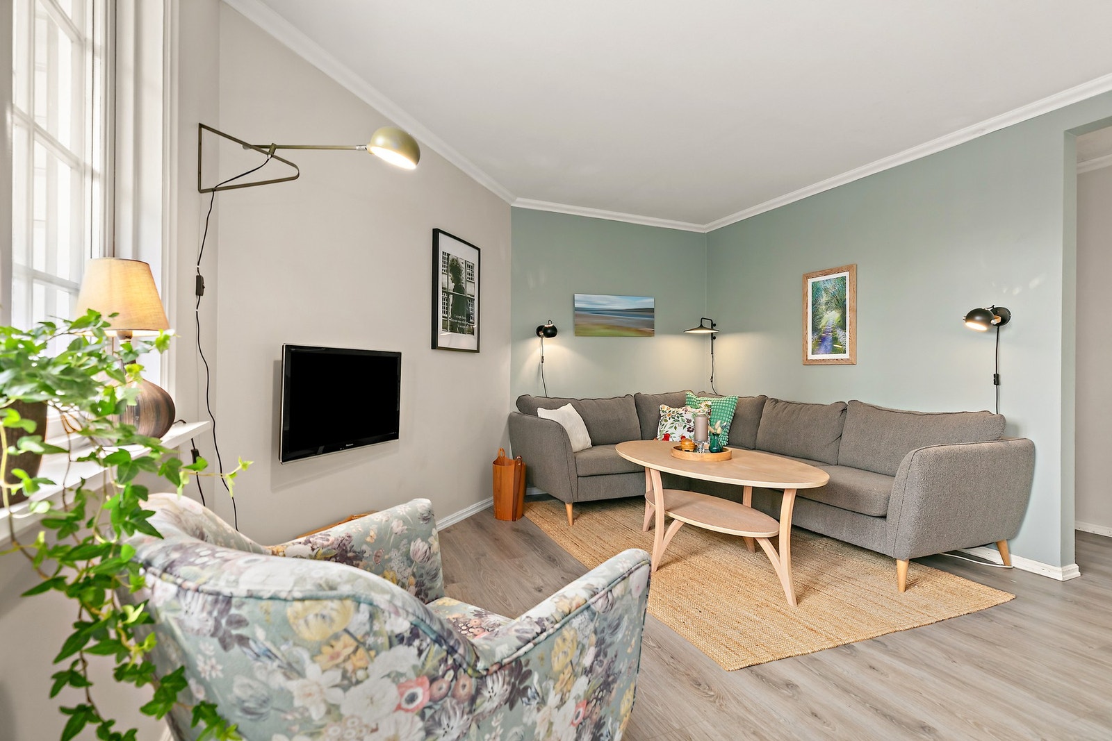 Lys og pen stue med hyggelig sofakrok. Galleribilde