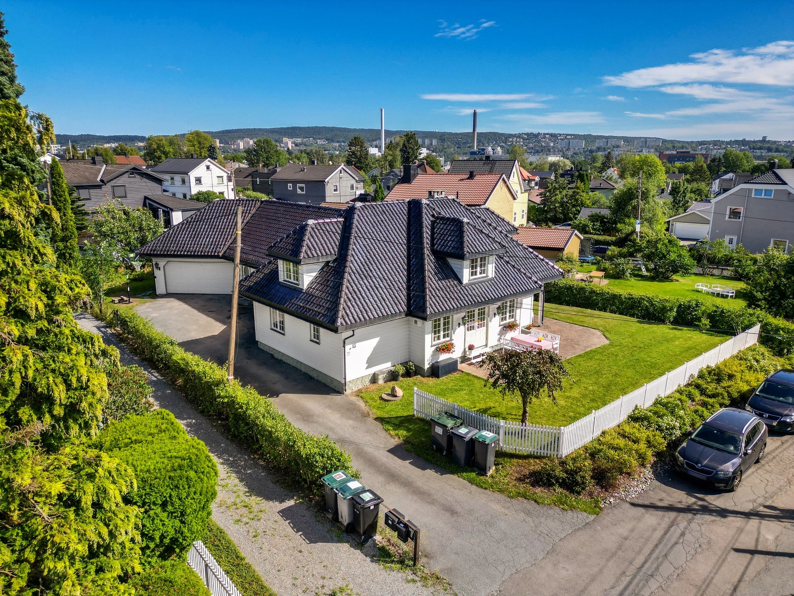 Flott fasade, påkostet med bl.a. glansede takstein og uslåelig internbeliggenhet med orientering mot vest. Galleribilde