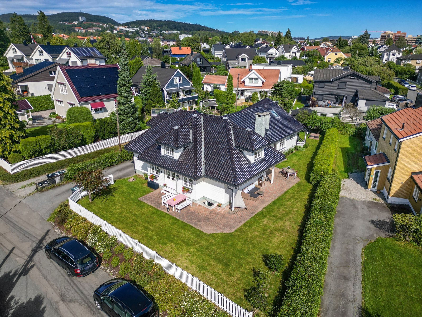 Villa med særpreg tegnet av arkitekt Lorentz Gedde-Dahl. Galleribilde