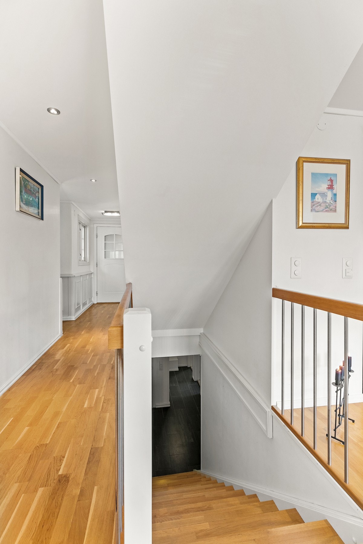 To muligheter: ut til entréen eller ned i kjelleretasjen. Galleribilde