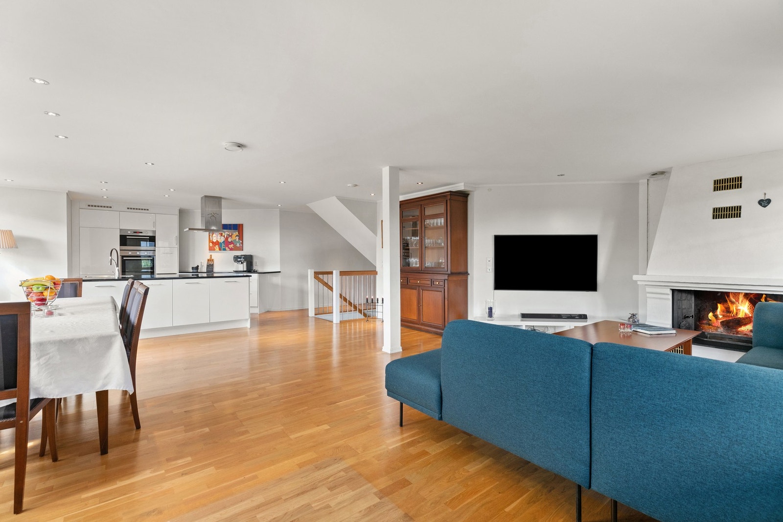 Til høyre for kjøkkenet er trappa ned til kjelleretasjen og gangen ut til entréen. Galleribilde