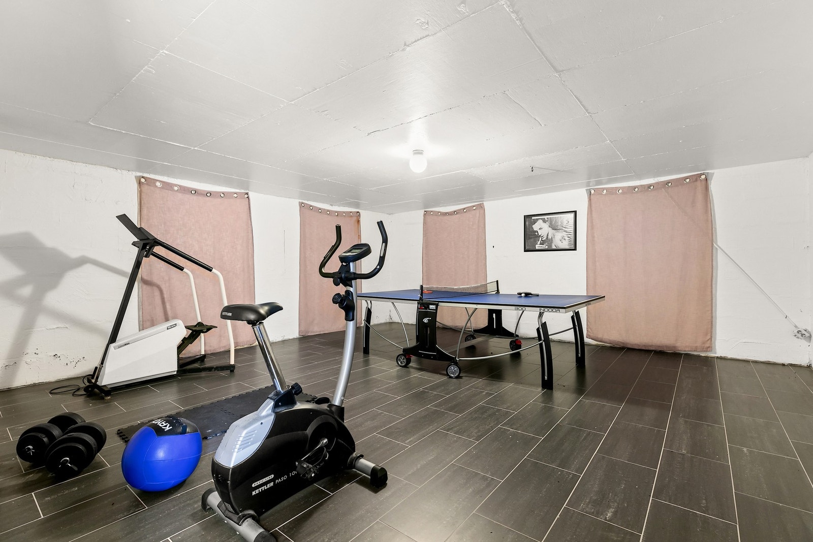 Stort trimrom er sjelden vare. Bygg muskler, eller ta en runde bordtennis! (Rommet er byggemeldt som lager). Galleribilde