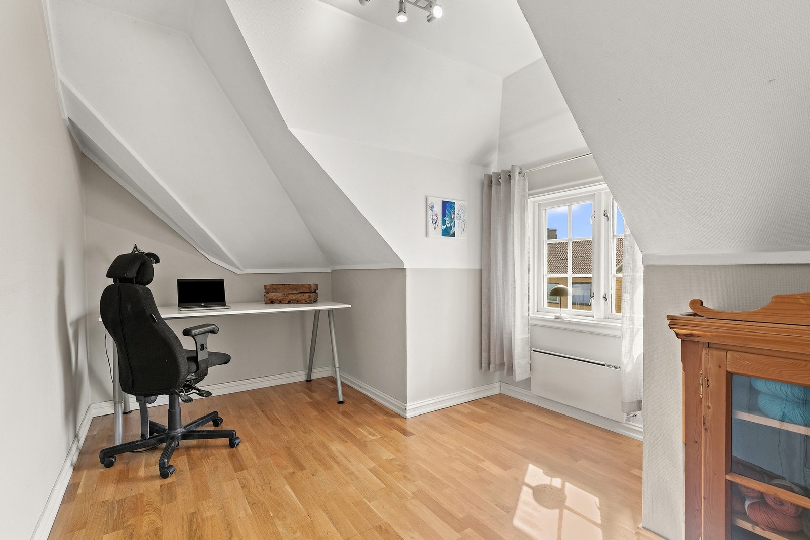 Det tredje soverommet i 2. etasje vender mot vest, og er noe mindre enn de to andre. Galleribilde