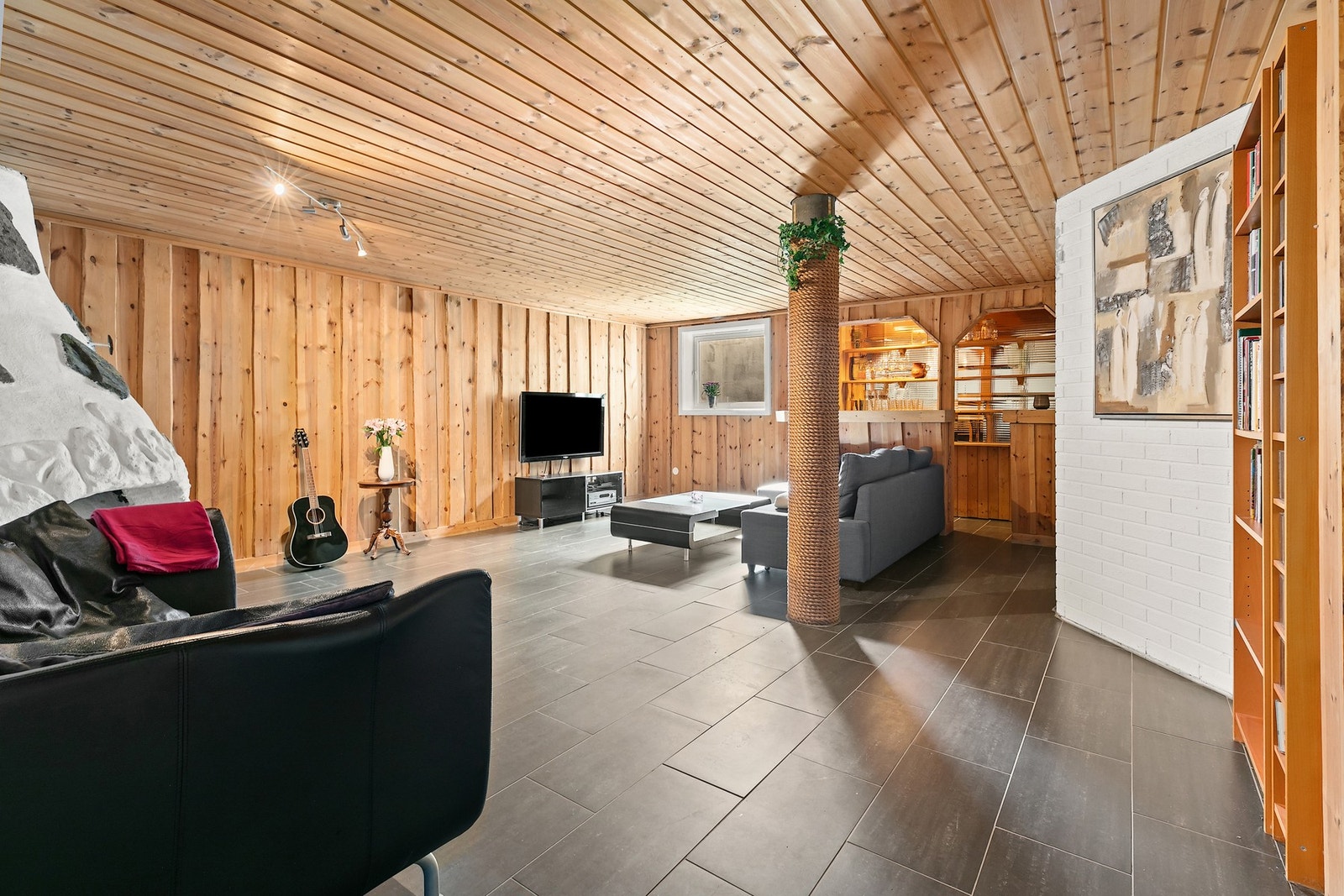 Nesten som å komme på hytta. Stor kjellerstue med bar helt innerst. Galleribilde