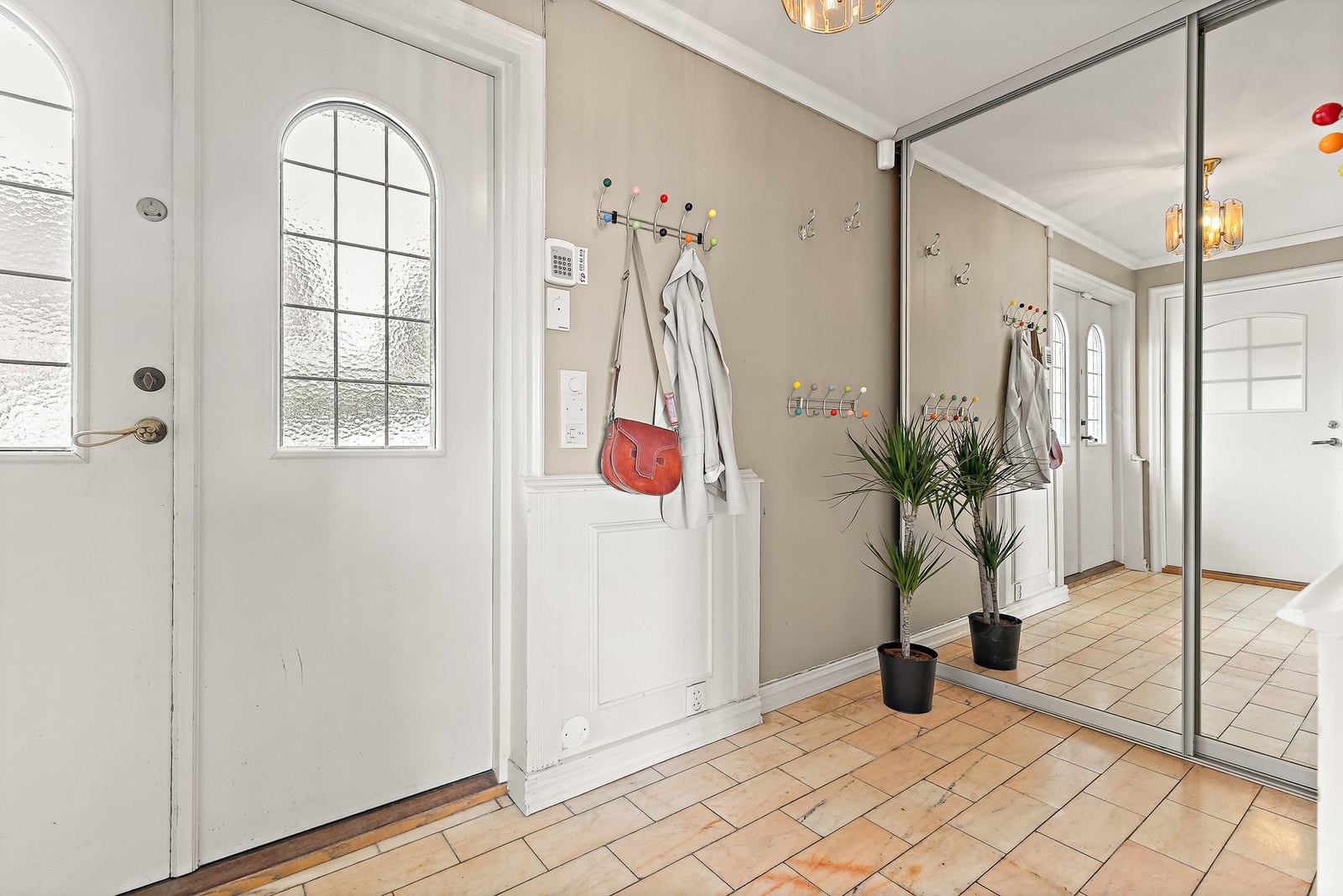 Velkommen inn! I dag bor det to familier i villaen. Felles entré. Galleribilde