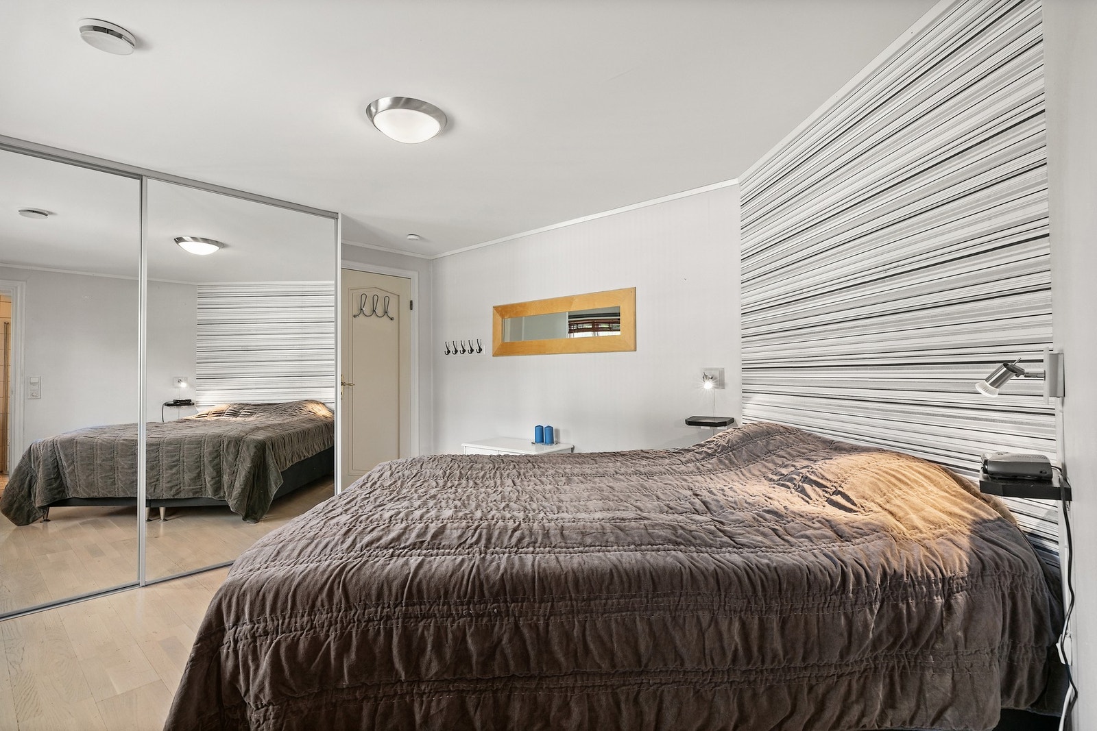 Plass til stor dobbeltseng. Garderobe med speildører. Galleribilde