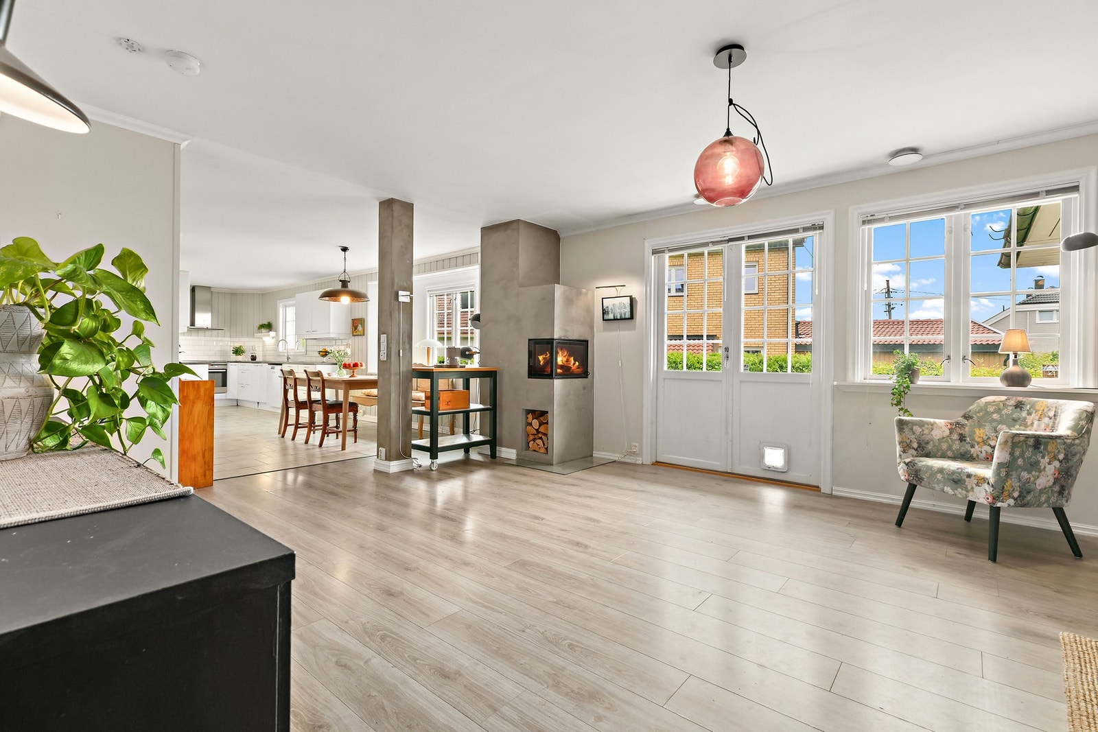 Stue med utgang til hagen. Peisovn og stort kjøkken innenfor. Galleribilde