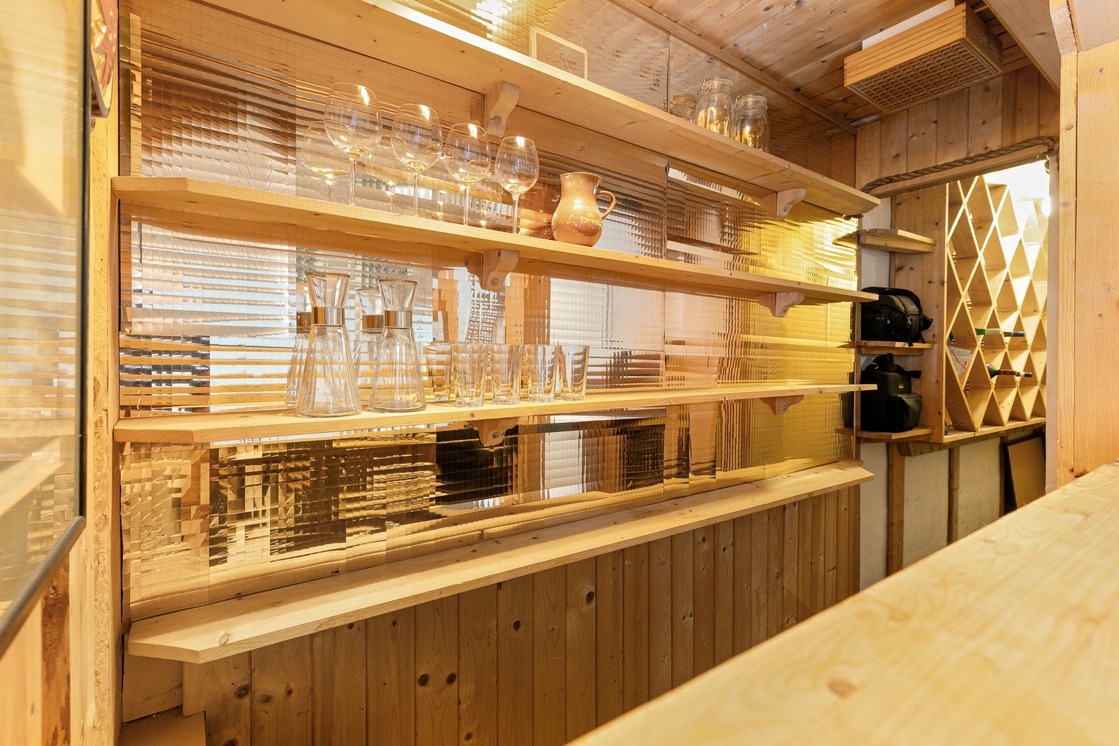 Robust bar med vinavdeling innerst. Galleribilde