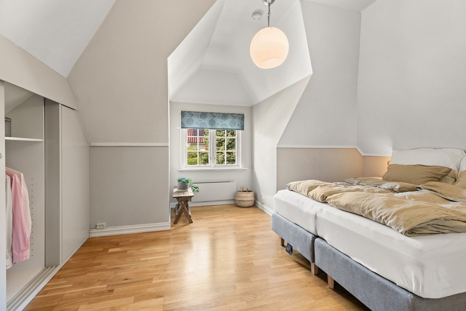 Soverom med karakter. Plass til stor dobbeltseng. Galleribilde