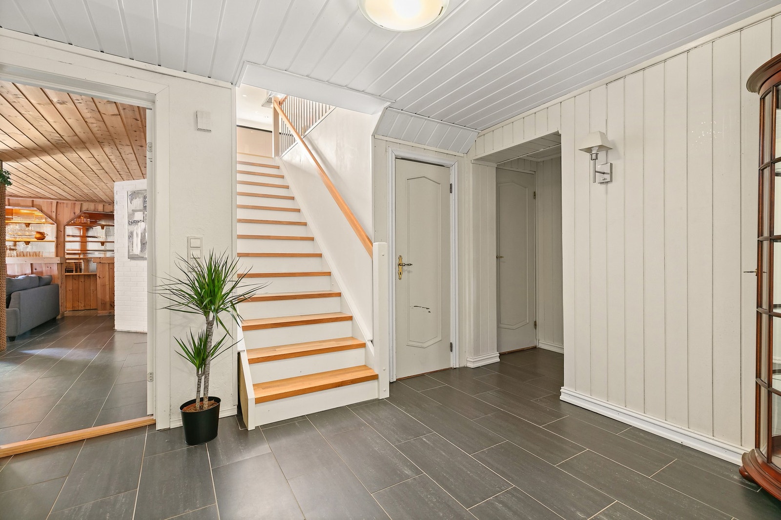 Kjelleretasje med raus takhøyde! Dør til bod under trappa, og dør til stort vaskerom. Galleribilde
