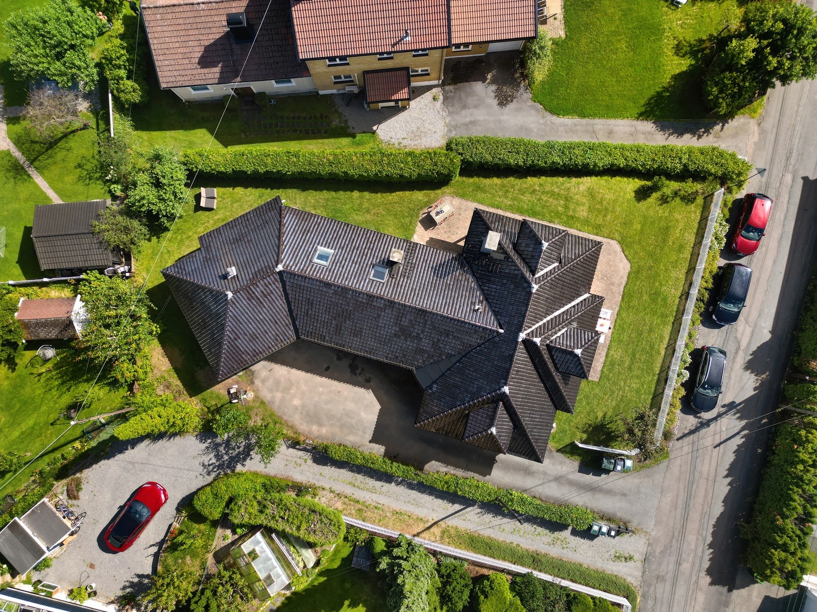 Hus med egenart, inspirert av langhusene fra Vikingtiden med store valmede tak. Galleribilde