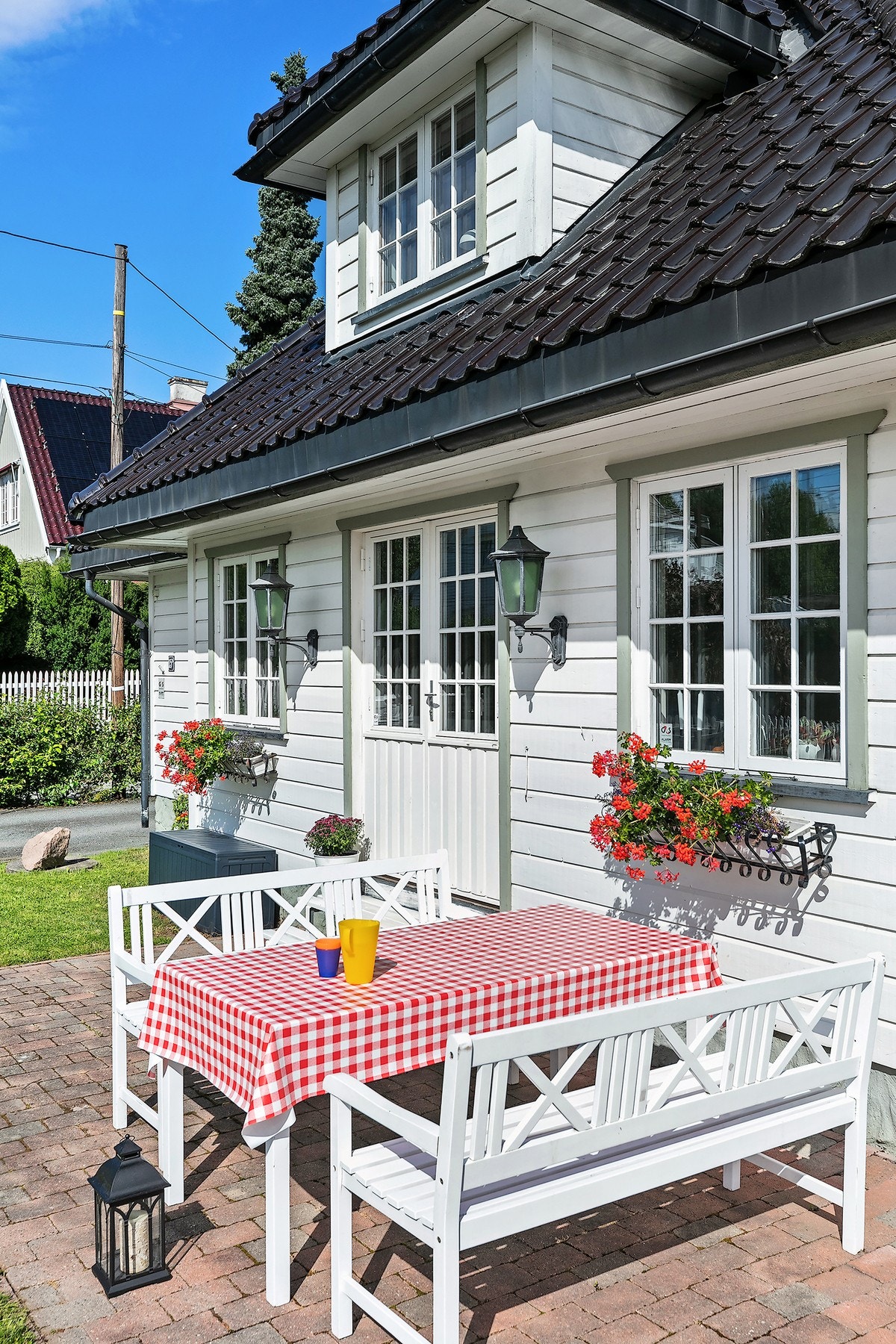 Vestvendt markterrasse med sol til langt på kveld. Galleribilde