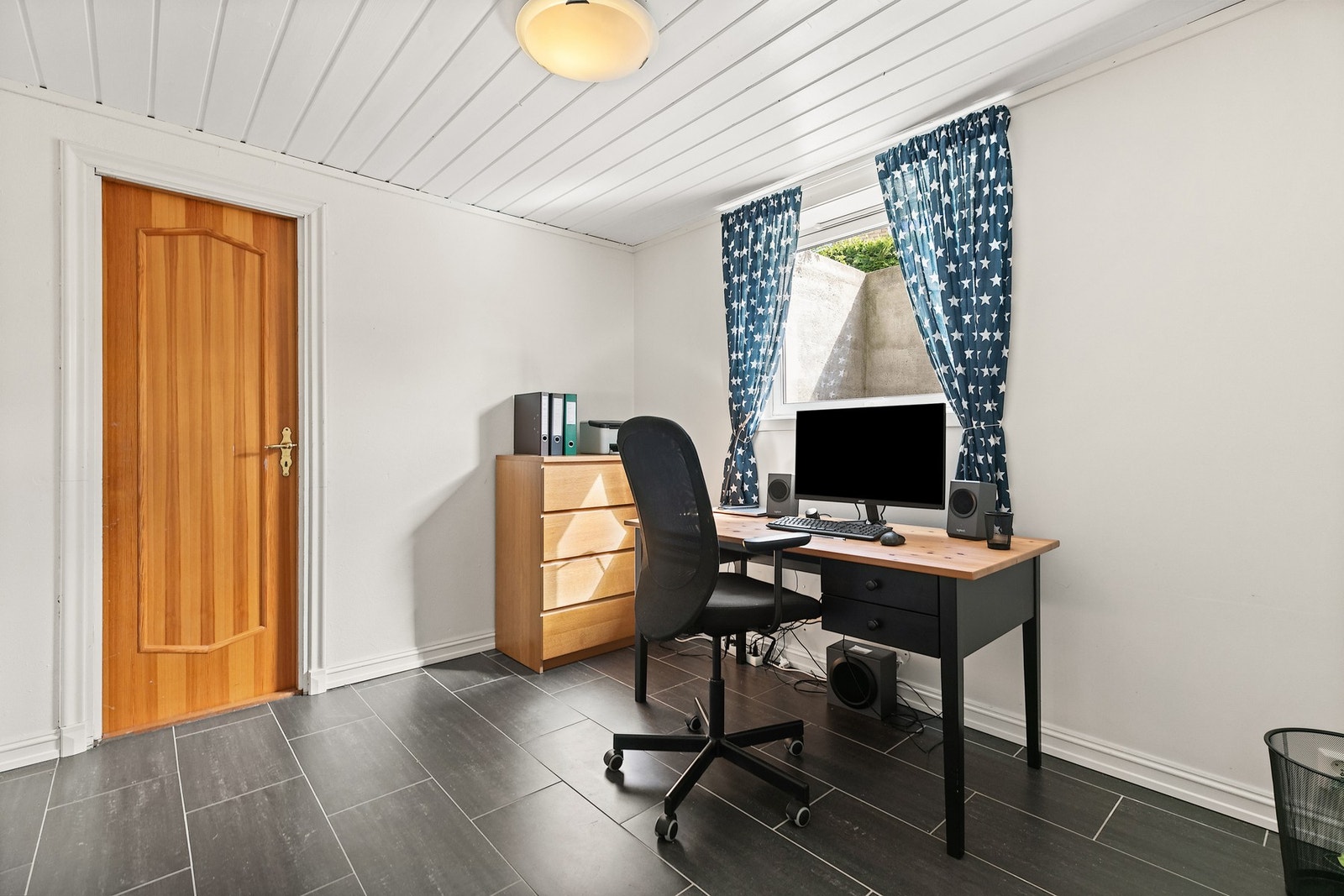 Det andre soverommet i kjelleretasjen. Brukes i dag som kontor. Galleribilde