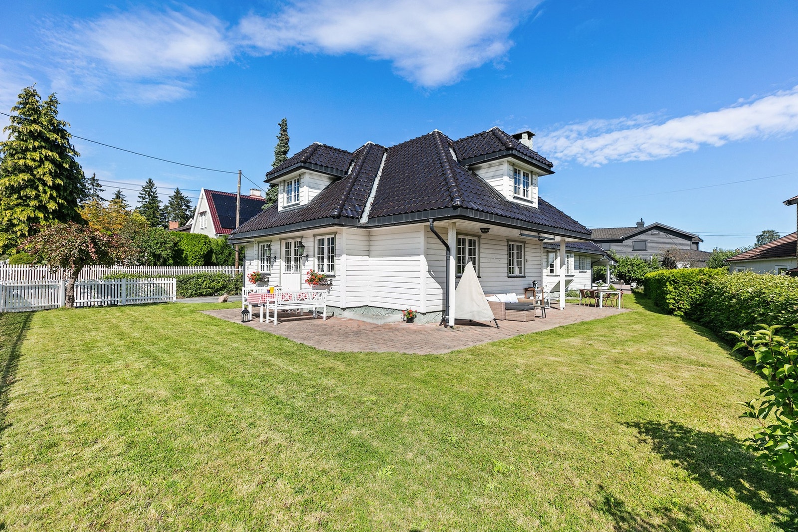 Plen rundt store deler av huset. Tomt på snaut ett mål. Galleribilde