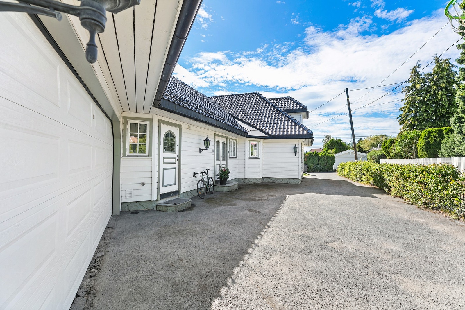 Romslig gårdsplass med innkjørsel fra Oreliveien. Galleribilde