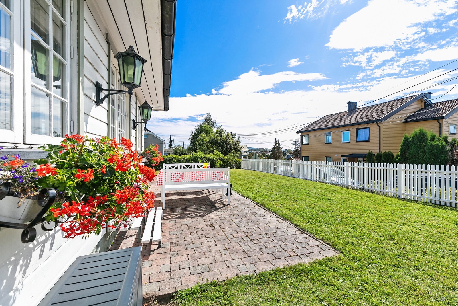 Plenen mot Oreliveien. Stakittgjerdet gir fin skjerming. Galleribilde