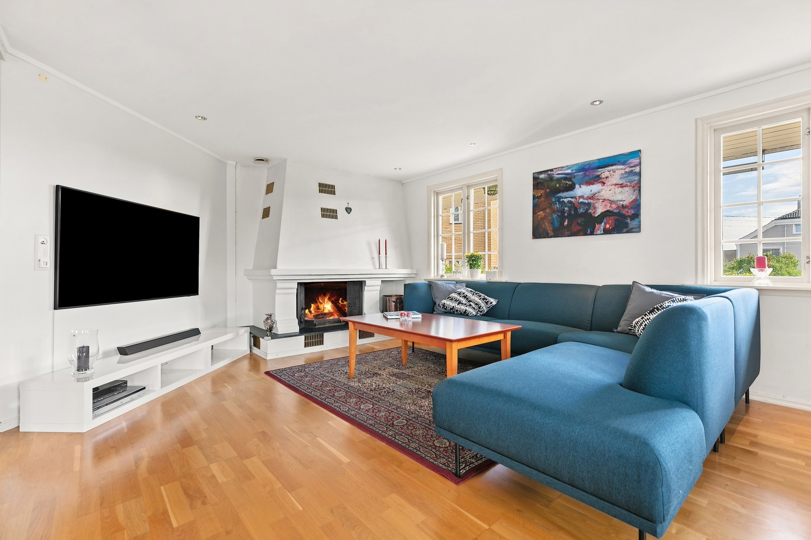 Stue med plass til både stor TV og deilig sofa. Sleng deg ned og se en god fotballkamp. Galleribilde