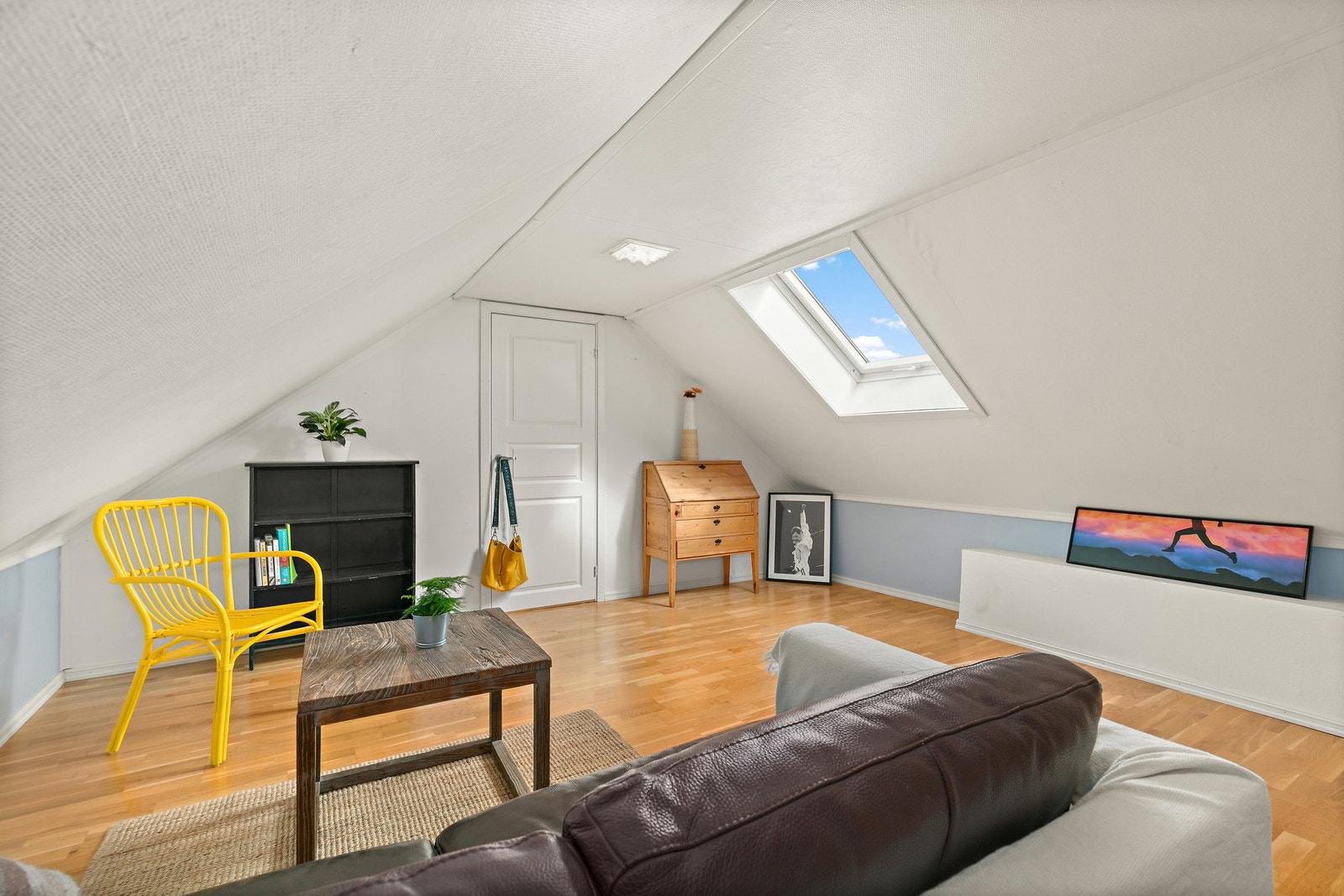 Loftstua med takvindu. Galleribilde