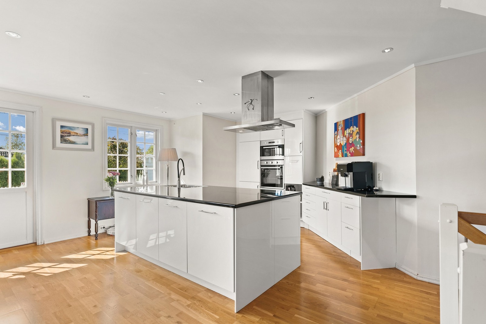 Leilighetens hjerte! Stor kjøkkenøy med både vask og platetopp. Her kan man kokkelere sammen. Galleribilde