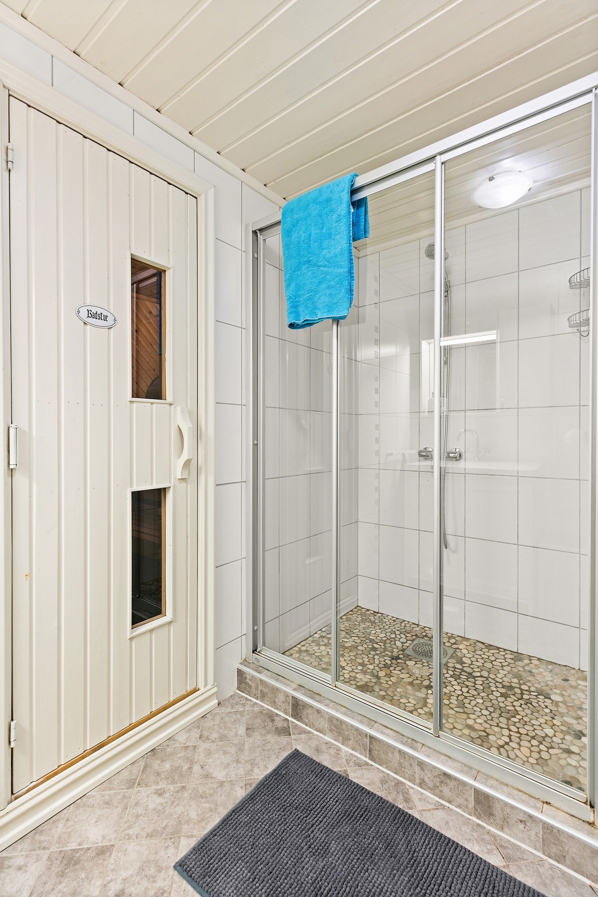 Stor dusjnisje. Galleribilde