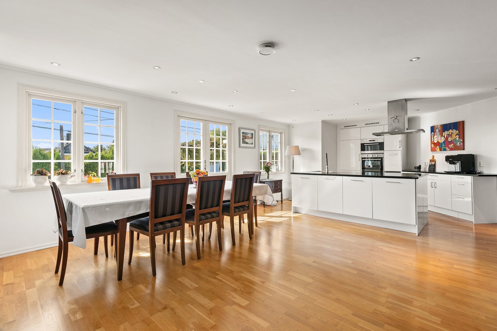 Spiseplass til mange. Fyll på med en ekstra benkeplate, og et helt fotballag får plass. Galleribilde