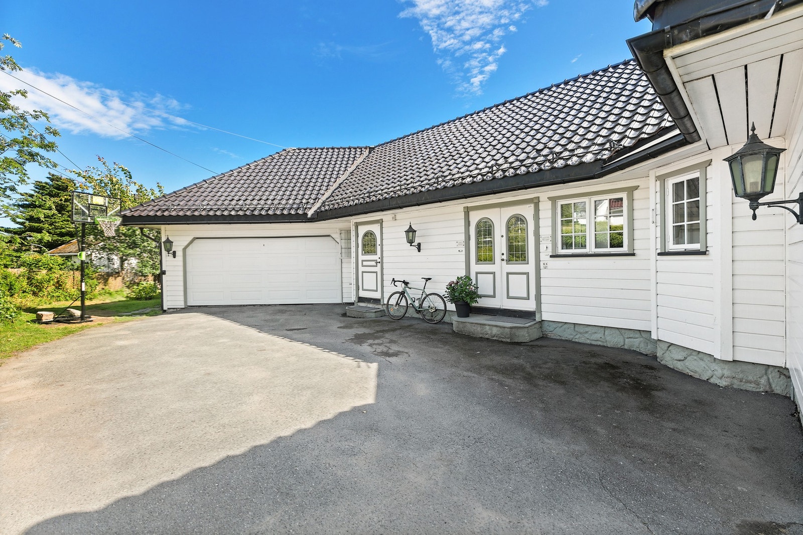 Dobbel garasje og to inngangsdører. En felles inngang og en til vaskerom i leilighet B. Galleribilde