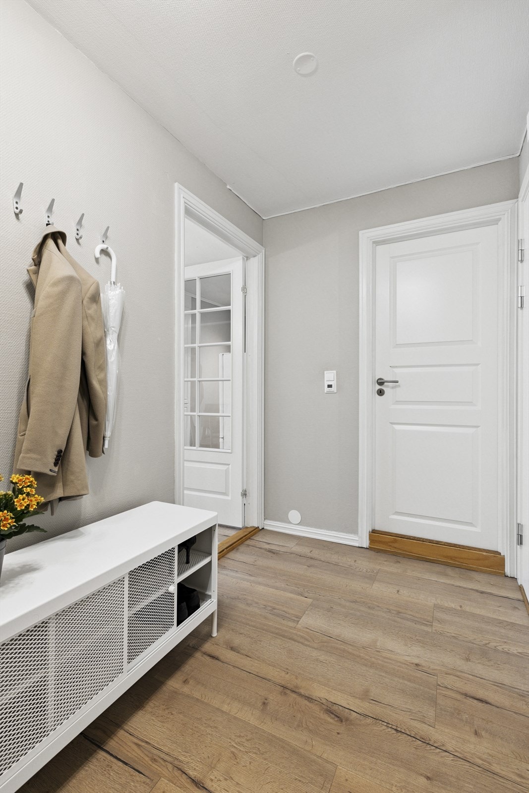 Fra gangen har du direkte adgang til både bad og stue. Galleribilde