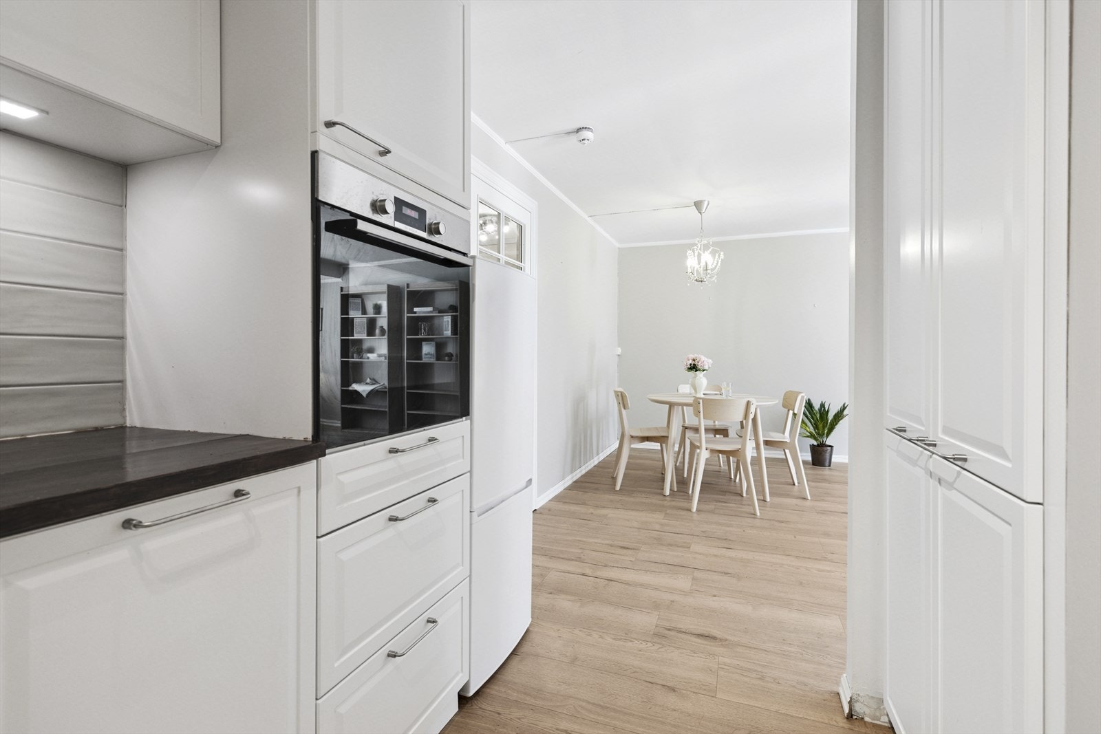 Kvik kjøkkenet (2021) er skjermet, men likevel åpent nok til at du kan underholde gjestene mens du lager mat. Galleribilde