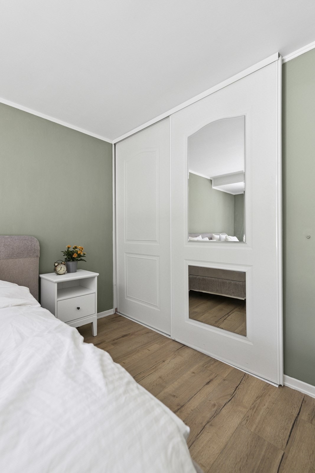 Romslig garderobeløsning med doble skyvedører. Galleribilde