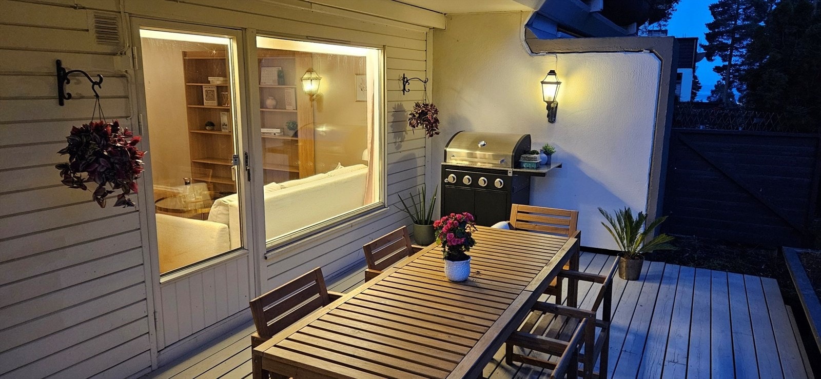 Balkongen byr på en innbydende og stemningsfull atmosfære når kvelden faller på. Galleribilde