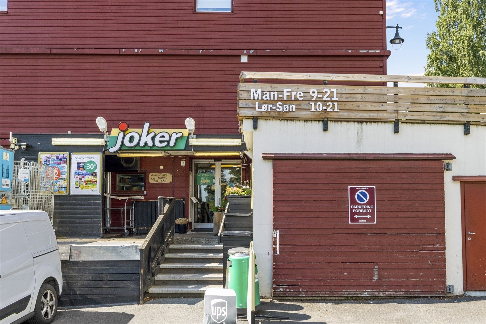 Den lokale Joker-butikken, som holder åpent også på søndager, ligger bare 3 minutter unna til fots. Galleribilde