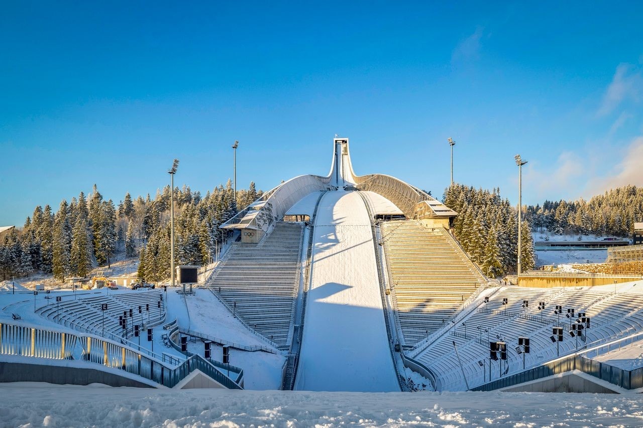 Ikke langt unna ligger ikoniske Holmenkollen hoppbakke - et landemerke som byr på spektakulær utsikt og spennende opplevelser året rundt. Galleribilde
