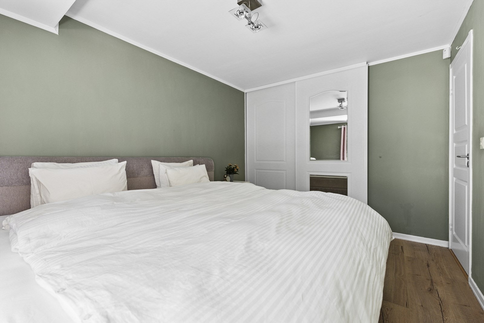 Stort soverom med innebygd skyvedørsgarderobe. Galleribilde