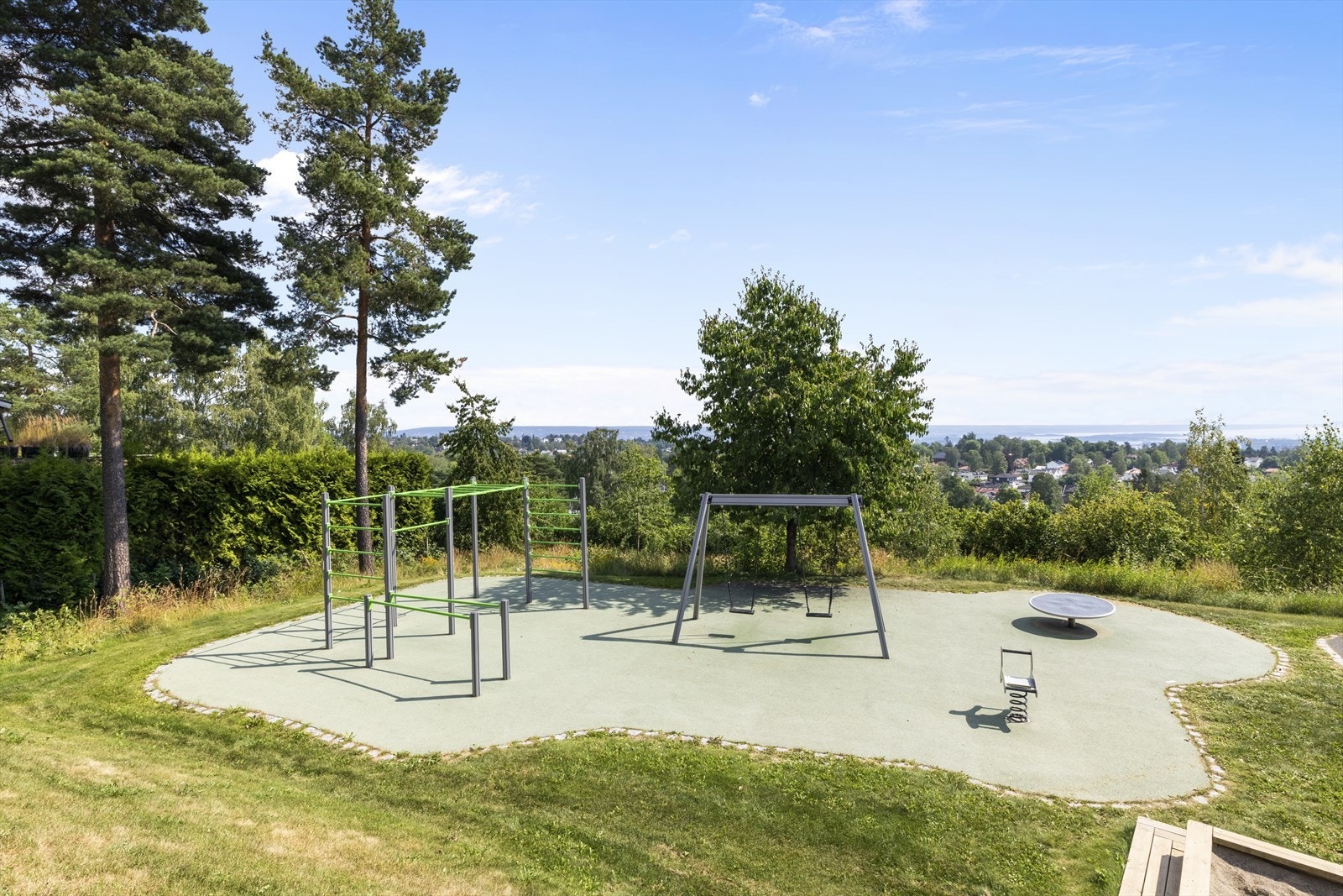 Lekeplassen, som ligger like ved, tilbyr en vakker utsikt. Galleribilde