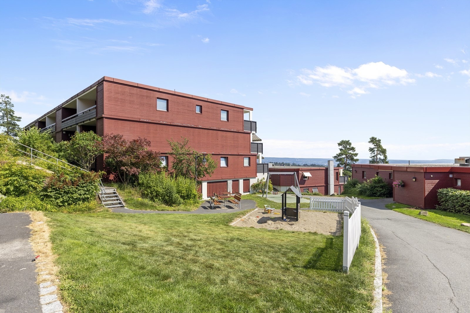 Mellom blokkene finnes sosiale soner tilrettelagt for både voksne og barn. Galleribilde