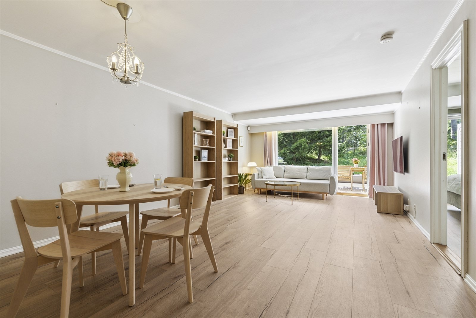 Stuens størrelse gir rom for ulike møbleringsløsninger tilpasset dine behov. Galleribilde