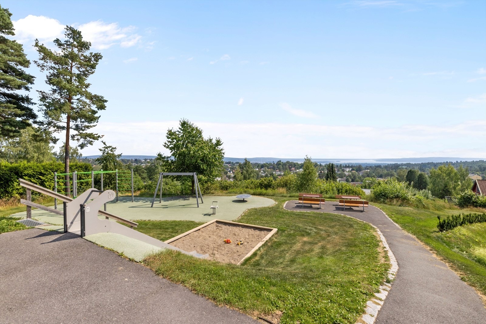 Her kan man sitte og nyte den vakre utsikten. Galleribilde