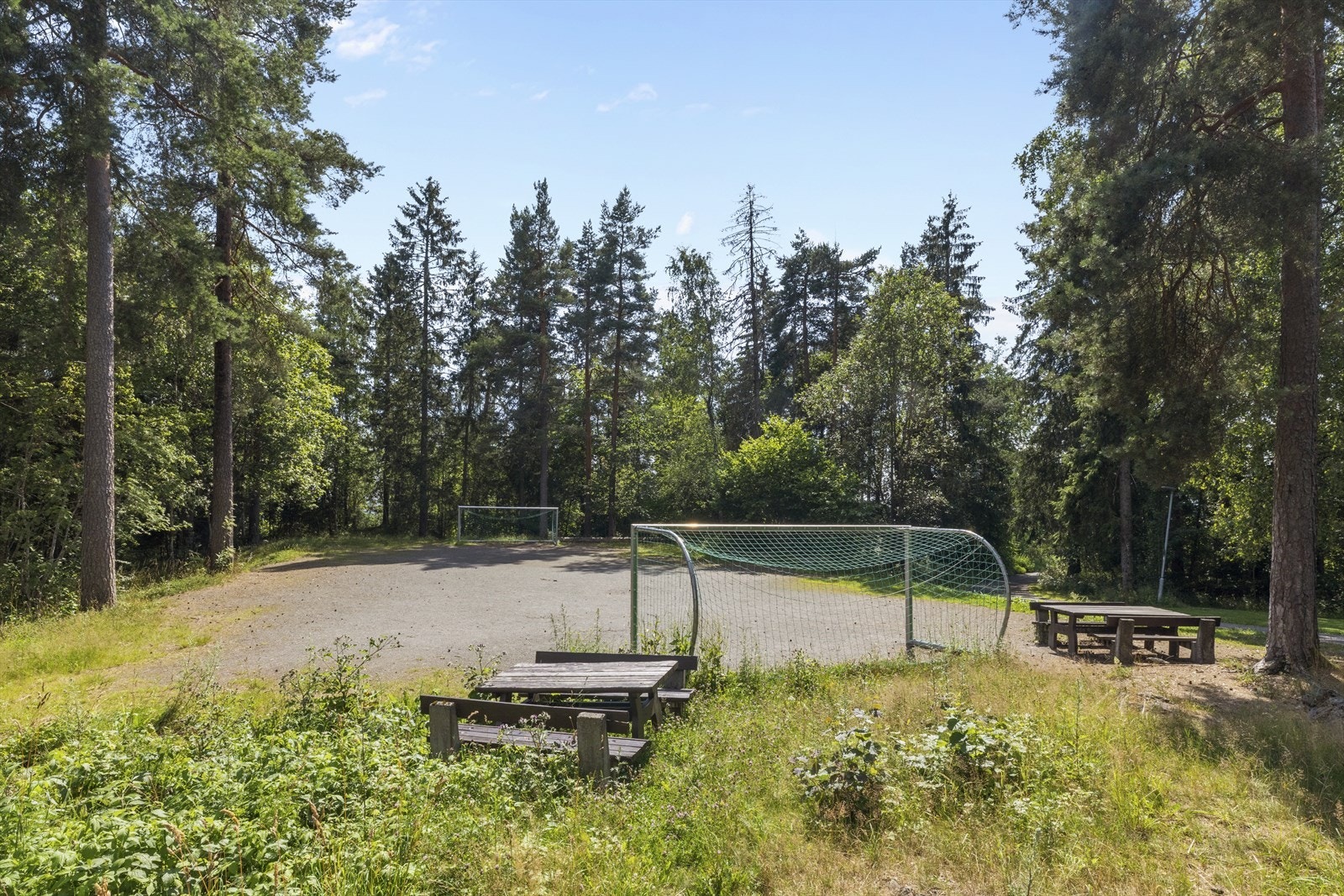 Like bak den lille skogen foran stuen finner du en koselig liten fotballbane. Galleribilde