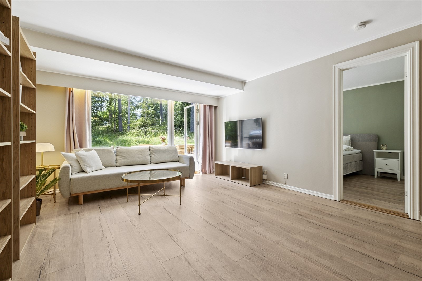 Lys og luftig stue med direkte adkomst til et stort og komfortabelt soverom. Galleribilde