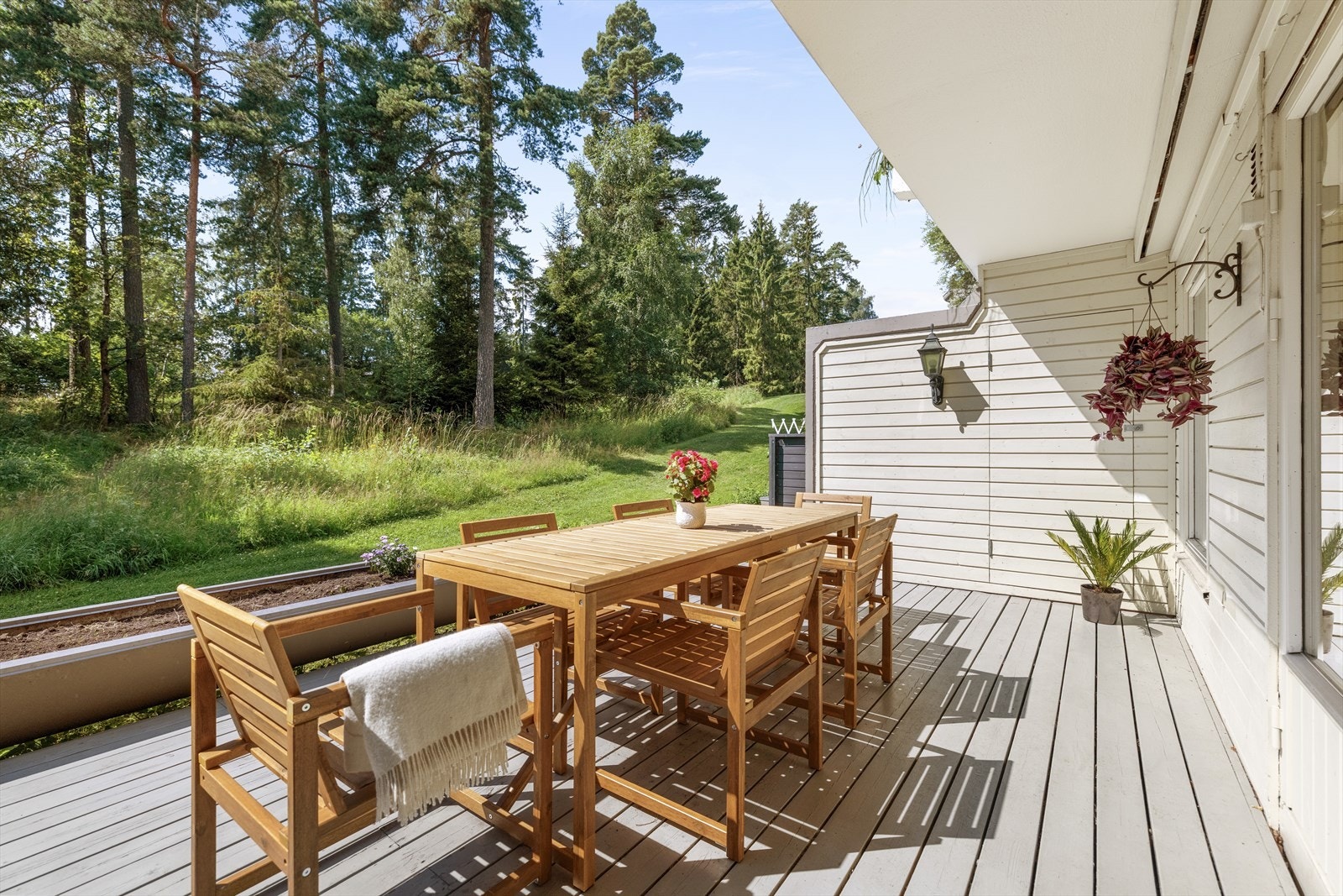 En smart hjørnebod på den romslige balkongen gir ekstra lagringsplass. Fra markterrassen på 20 m² har du direkte tilgang til plen og fredelig skog rett utenfor døren. Galleribilde