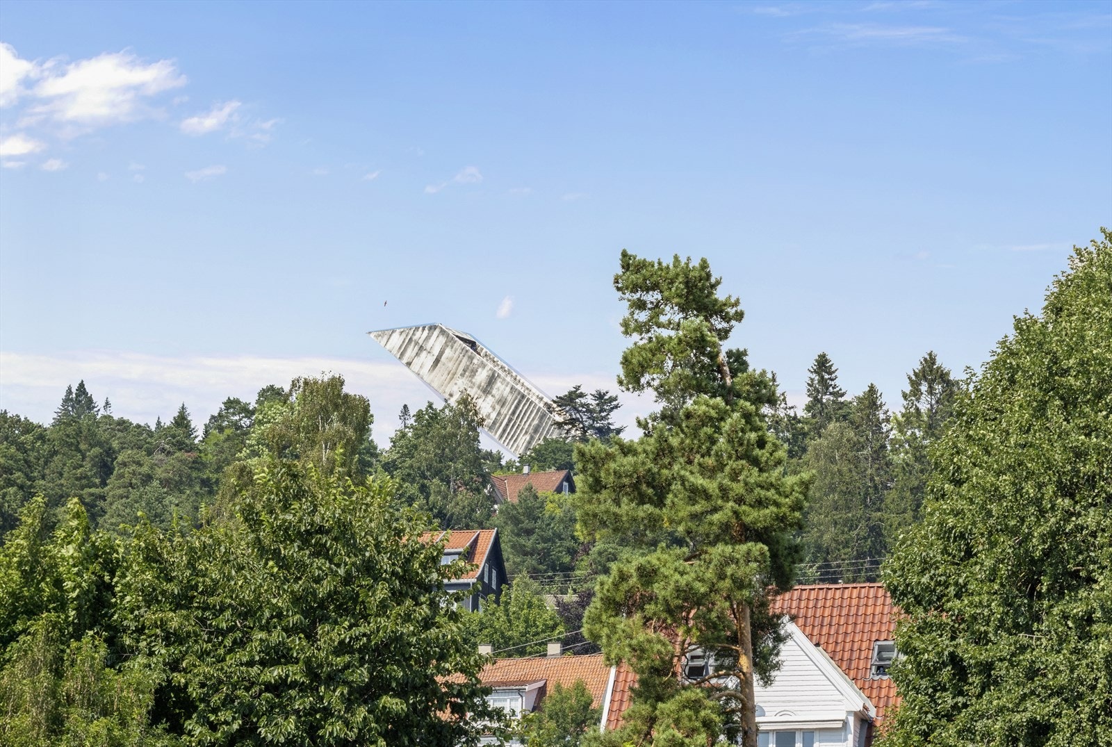 Holmenkollen kan sees fra sameie. Galleribilde