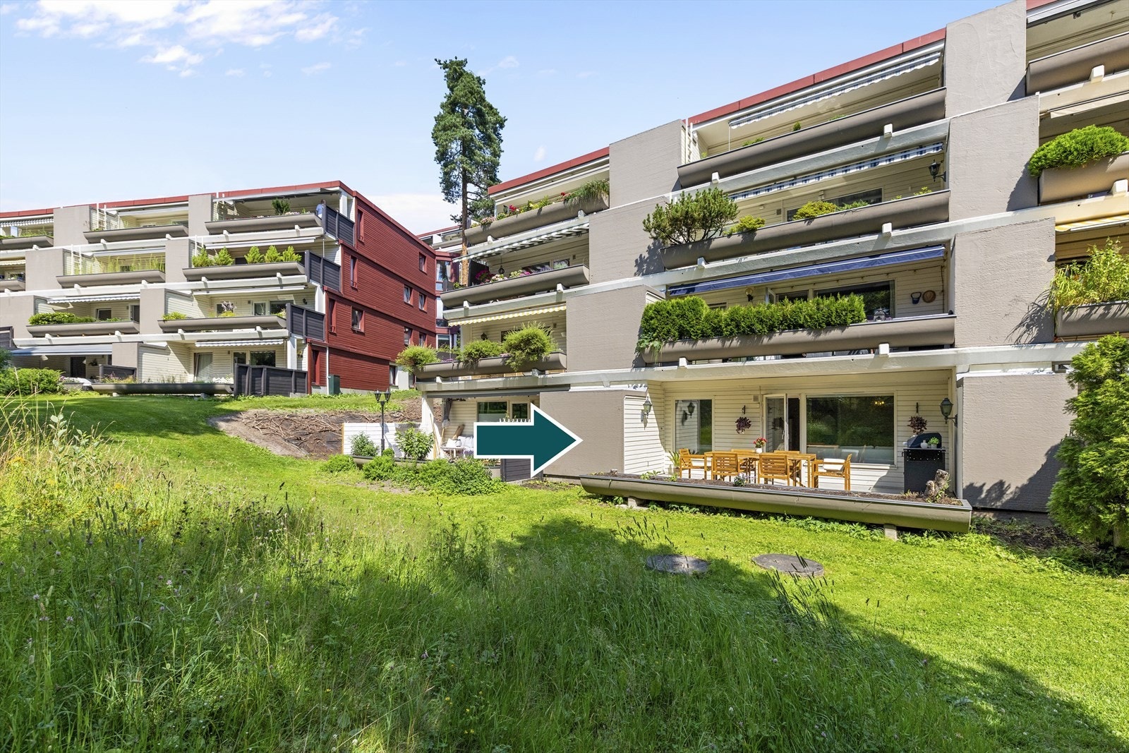 Fra balkongen har du direkte tilgang til en grønn plen og en sjarmerende liten skog. Galleribilde