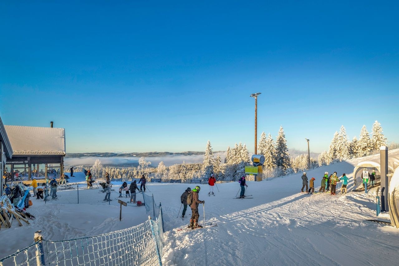 Tryvann alpintanlegg ligger like i nærheten - et moderne skisenter som kombinerer naturopplevelser med storbykomfort. Galleribilde