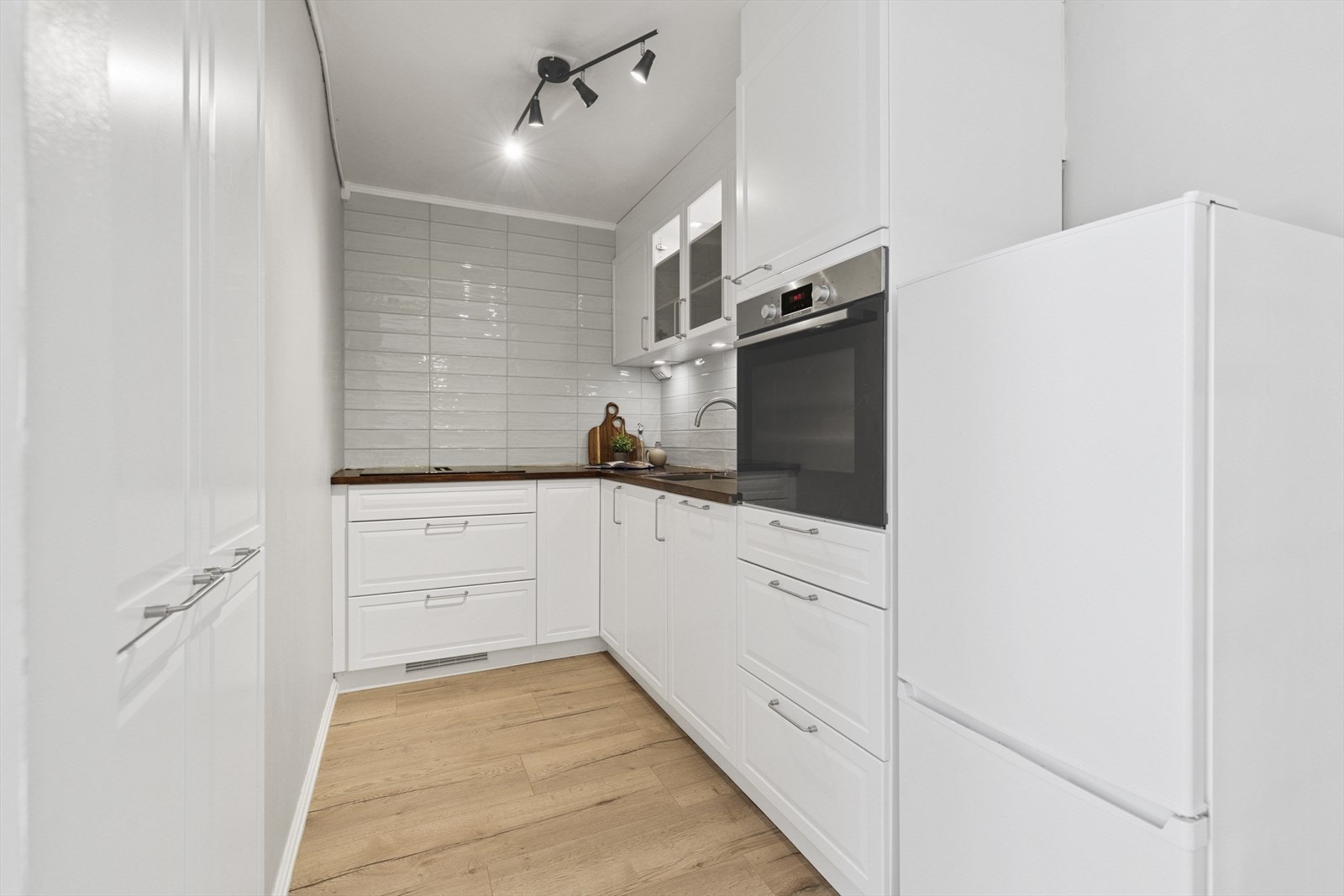 Et praktisk Kvik kjøkken som ligger skjermet fra resten av oppholdsrommet - perfekt for matlaging i ro og fred. Galleribilde