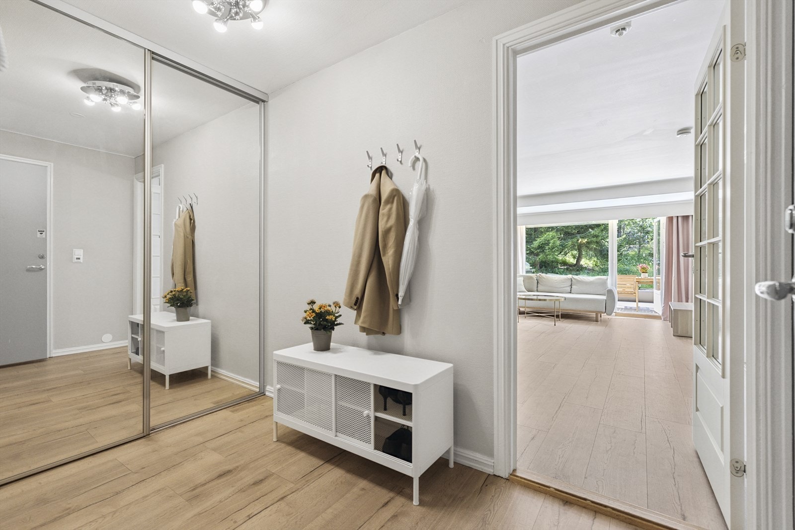 Den romslige gangen har en glassdør mot stuen, som lar deg nyte den flotte utsikten allerede idet du kommer inn. Galleribilde