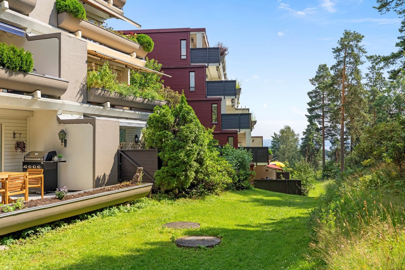 Nyt den flotte havutsikten fra plenen rett foran leiligheten. Galleribilde