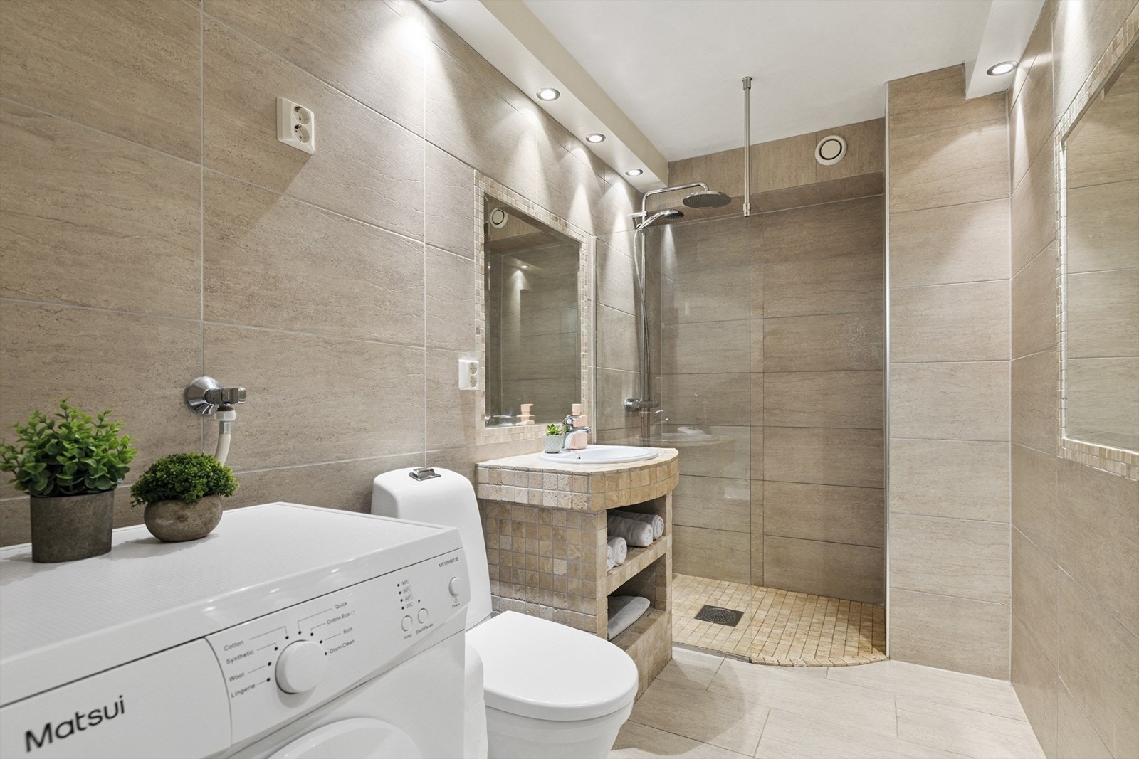 Det fine badet (2017) har god plass til både vaskemaskin og tørketrommel. Galleribilde