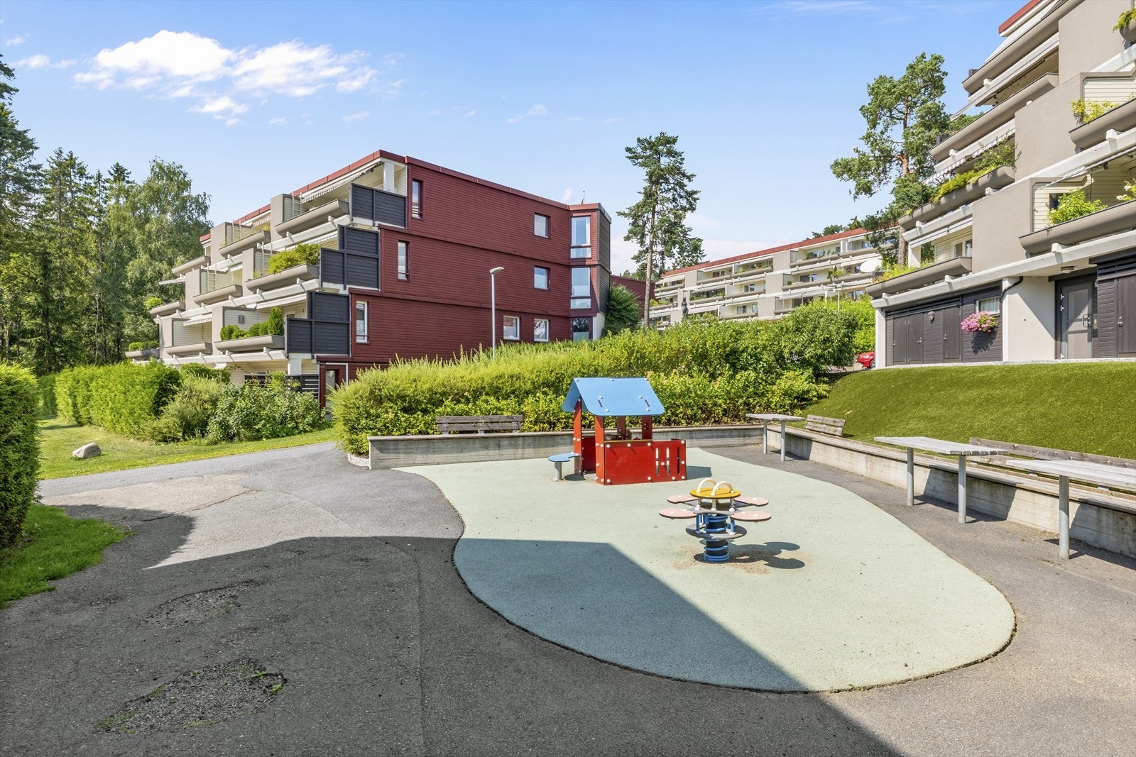 De hyggelige uteområdene mellom blokkene byr på sosiale møteplasser for både store og små. Galleribilde