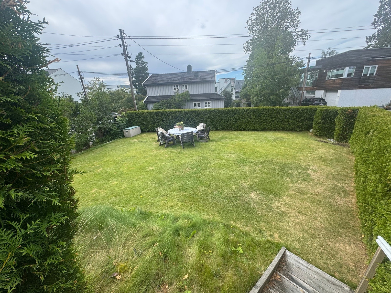 Hele eiendommen er gjerdet inn, en ekstra trygghet for små både tobente og firbente (selgers privatbilde). Galleribilde